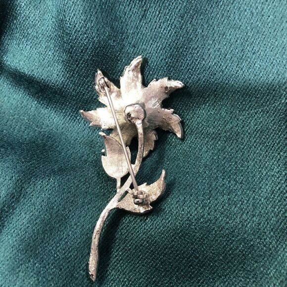 Vintage flower brooch, no brand markings - Picture 2 of 2